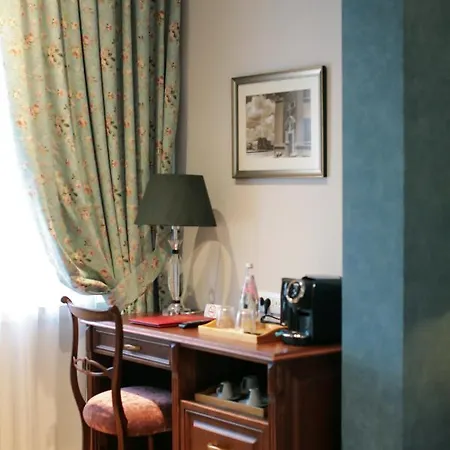 Ebel Boutique 地拉那